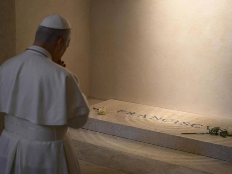 El papa León XIV acudió este sábado a rezar ante la tumba de Francisco, su antecesor, poco después de visitar por sorpresa el santuario agustino de la Virgen del Buen Consejo en Genazzano, en las afueras de Roma, en su primera salida desde fue elegido tras dos días de cónclave.