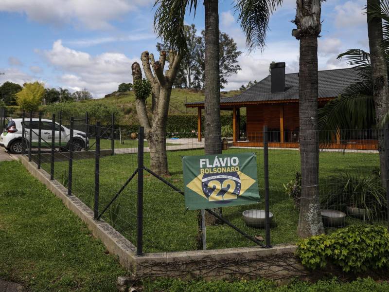 Fotografía que muestra una bandera en apoyo al candidato a la Presidencia de Brasil Flavio Bolsonaro este miércoles, en Nova Padua (Brasil). EFE/ Antonio Lacerda
