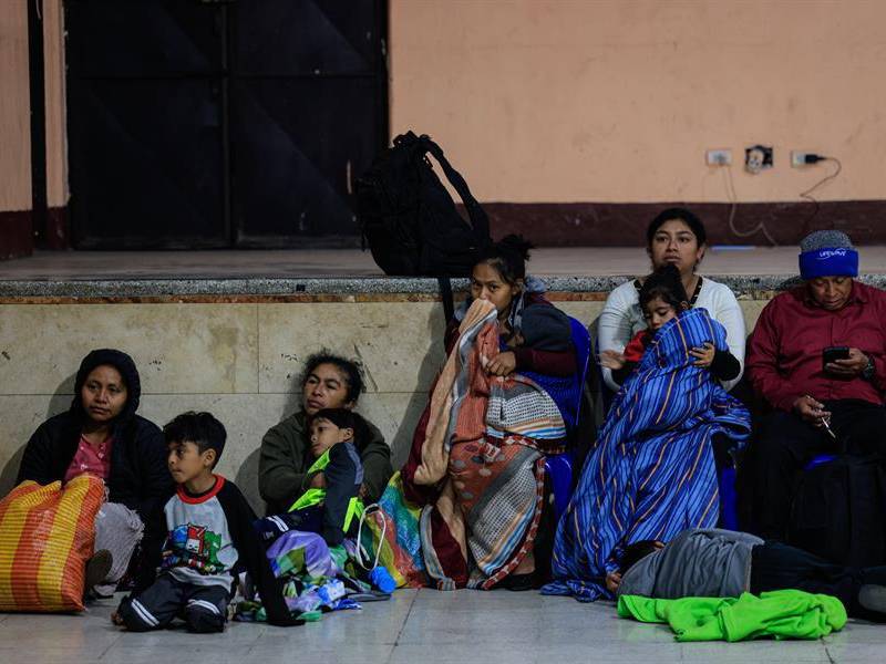 Un centenar de familias fueron evacuadas la noche del domingo por la erupción masiva del volcán.