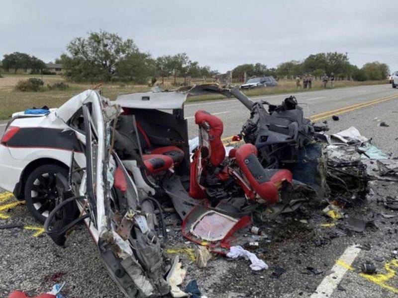 Uno de los vehículos del accidente quedó totalmente destruido.