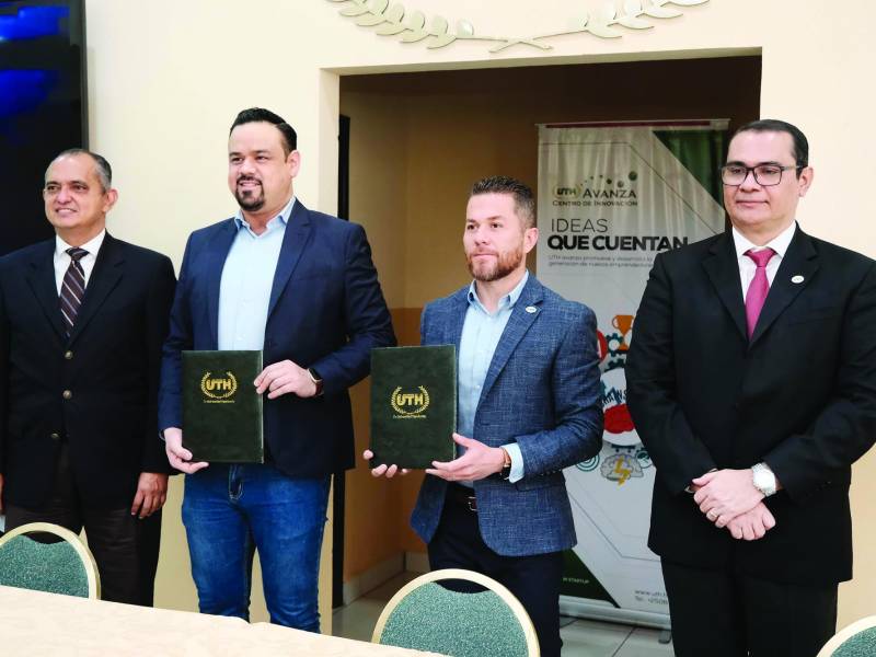 Las autoridades de la Universidad Tecnológica de Honduras junto al CEO de la empresa Coincaex después de firmar el convenio educativo. Foto: Yoseph Amaya.