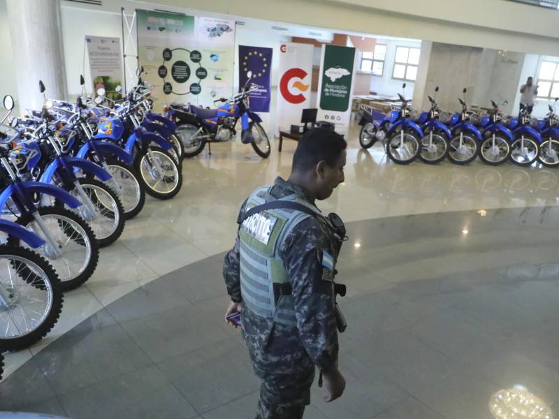 Un militar hondureño camina frente al lote de motocicletas que fue entregado por la Agencia Española de Cooperación Internacional para el Desarrollo (Aecid) y la Unión Europea (UE).