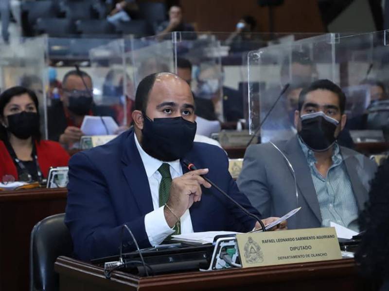 Rafael Sarmiento, jefe de la bancada de diputados del Partido Libre, durante una sesión legislativa en el Congreso Nacional de Honduras.