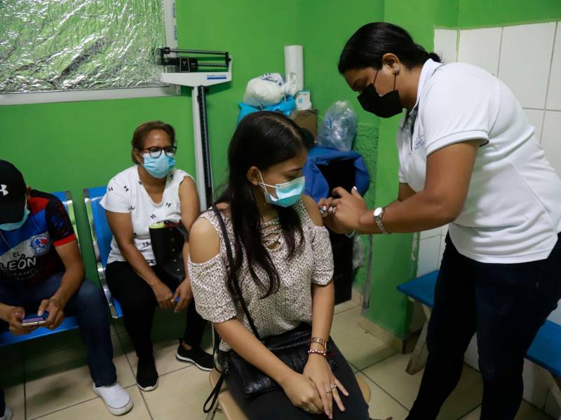 <b><span class=mln_uppercase_mln>A nivel general, mucha población no ha terminado de aplicarse tres dosis.</span></b> Foto F.<span class=mln_uppercase_mln> Muñoz</span>