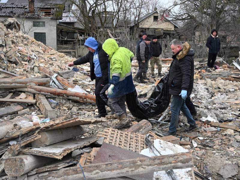 Al menos 12 personas murieron en los bombardeos masivos de Rusia contra Ucrania este jueves.
