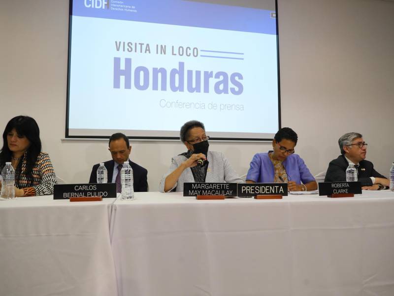 La presidenta de la delegación de la Comisión Interamericana de Derechos Humanos (CIDH), Margarette May Macaulay (c), junto a otros delegados, participan en una conferencia de prensa, en Tegucigalpa (Honduras).