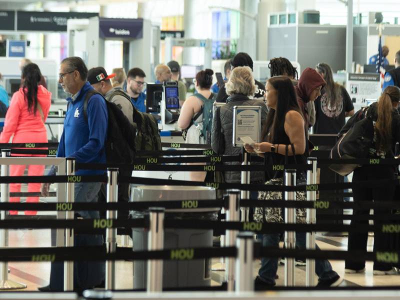 Varios de los principales aeropuertos de Estados Unidos, como los de Nueva Orleans y Houston, registraron largas filas y retrasos de varias horas en los controles de pasajeros debido al cierre parcial del Departamento de Seguridad Nacional (DHS).