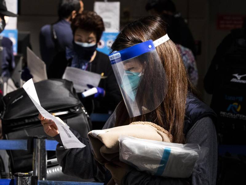 Una viajera espera en el Aeropuerto Internacional de Los Ángeles (EE.UU.), en una fotografía de archivo. EFE/Etienne Laurent