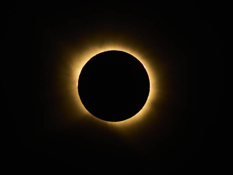 Un largo eclipse solar sorprendió este miércoles a millones de personas en distintas partes del mundo, luego de recorrer durante casi cuatro horas y media amplias zonas de Norteamérica, Europa y el oeste de África, antes de alcanzar su fase de totalidad en España. EFE