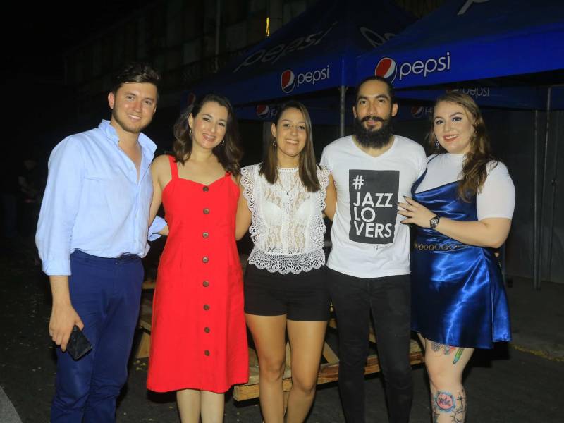 Josué Cover, Marietta García, Marcela Fernández, Mario Mandujano y Angie Contreras.