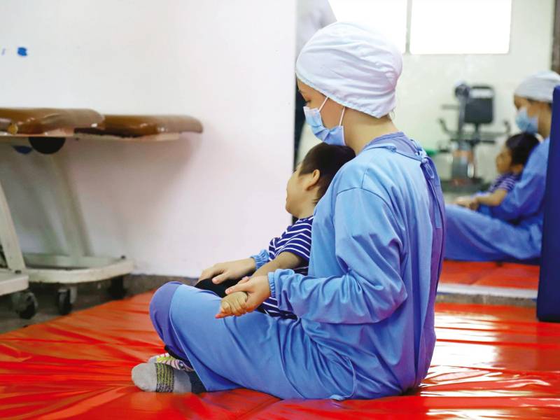 Servicio. En Teletón se brindan servicios gratuitos de rehabilitación; asimismo, tiene su propio departamento de creación de prótesis así como uno de servicio social para apoyar a personas de escasos recursos que viajan a los Crit. Fotos: franklyn muñoz