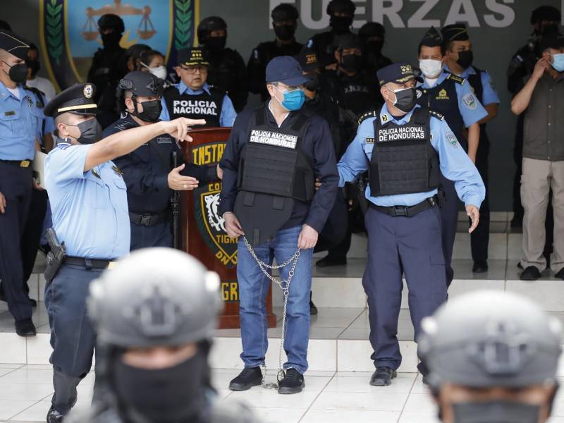 El expresidente hondureño Juan Orlando Hernández en la dirección de las Fuerzas Especiales tras su captura en Tegucigalpa. Foto: EFE/ Gustavo Amador