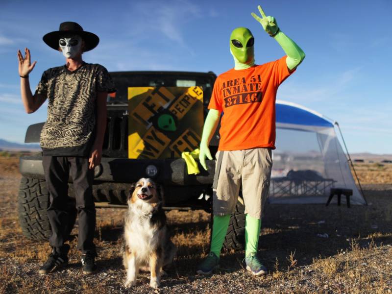 Una furgoneta custodia 24 horas una empedrada vereda en las montañas del estado de Nevada (EEUU) por la que coyotes y antílopes campan a su antojo hasta darse de bruces con la entrada de la base militar más enigmática del mundo: su nombre es el Área 51.