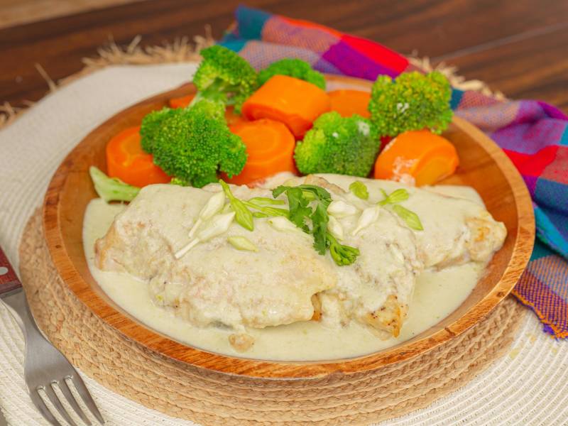 El loroco es una planta cuyas flores son comestibles y aromáticas. Es originario de Honduras, El Salvadory Guatemala y parte de México y en esta receta le da un plus de sabor al delicioso pollo.