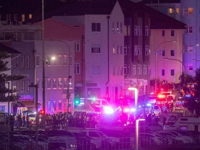 La policía y los servicios de emergencia evacúan la zona de la playa de Bondi en Sídney, Australia.