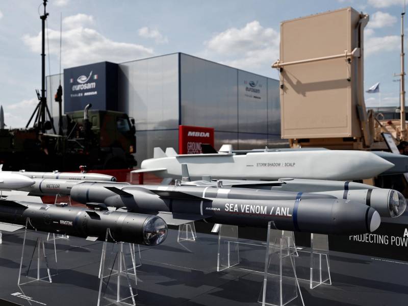 Misiles antibuque inteligentes de MBDA en la feria en París. La empresa planea contratar a miles de trabajadores.