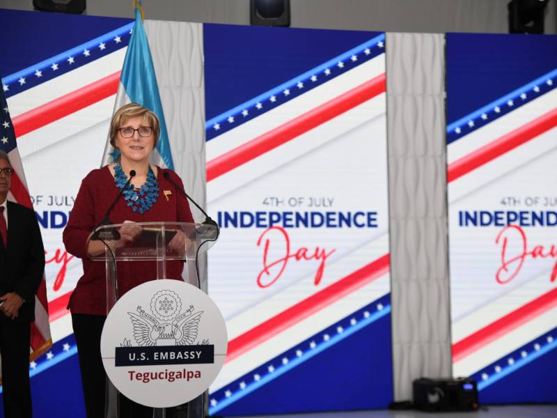 <i><b>El 4 de julio EUA estará de fiesta, pero su embajada en Honduras celebró desde temprano la relevancia histórica de la fecha. La embajadora Laura Dogu lideró los actos.</b></i>