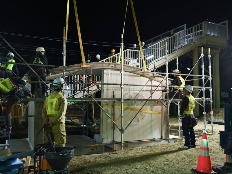 Las piezas para una nueva estación de tren se imprimieron en una fábrica, se enviaron a Arida, Japón, y se ensamblaron.
