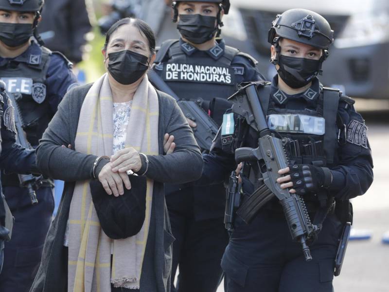 Herlinda Bobadilla custodiada este martes 26 de julio por agentes de operaciones especiales que realizaron el operativo para la extradición hacia EEUU.