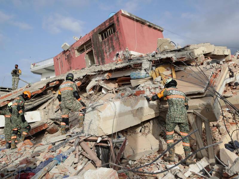 Rescatistas del Ejercito de México trabajan en un edificio afectado por un terremoto este viernes, en La Guaira (Venezuela). EFE/ Ronald Peña R