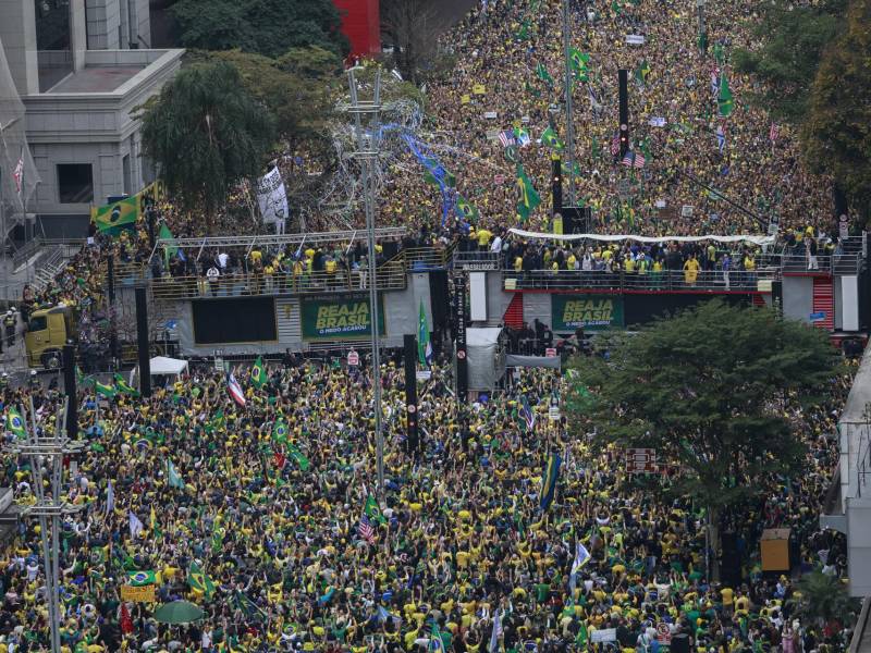 Miles de simpatizantes de Jair Bolsonaro protestaron este domingo en varias ciudades de Brasil en defensa del expresidente y exigieron una amnistía amplia y general, en medio del juicio oral que enfrenta en el Supremo por un supuesto intento de golpe de Estado.