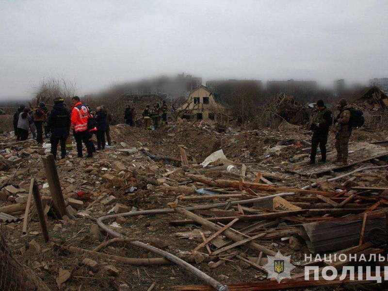 La policía ucraniana inspeccionan la región de Zaporiyia tras el impacto de un misil ruso.