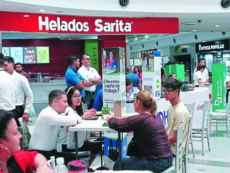 Desde tempranas horas del sábado, sampedranos comenzaron a llegar a mall Galerías del Valle para solicitar información, recibir asesorías y solicitar préstamos con tasas de interés preferenciales. Franklyn Muñoz.