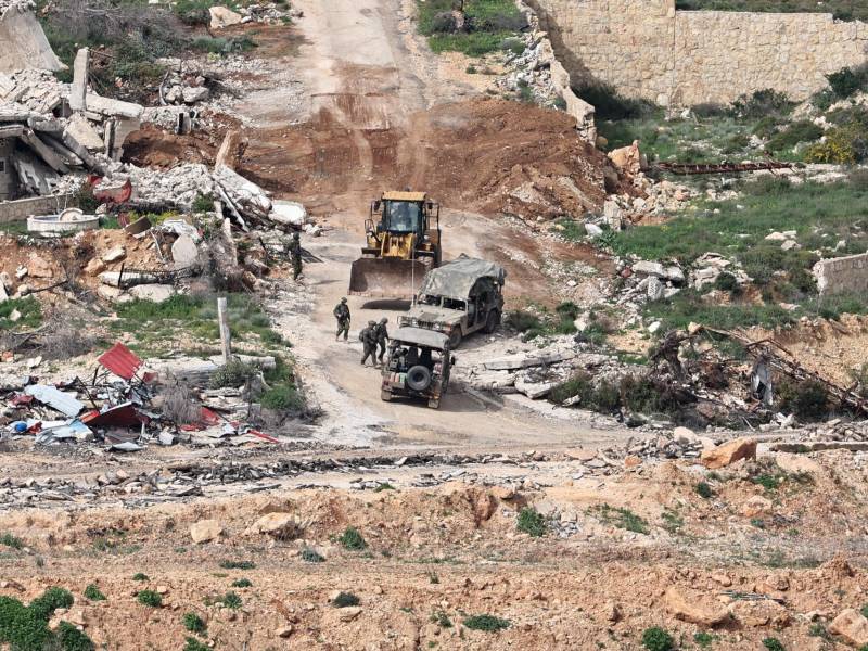 Tropas israelíes y una excavadora operando en la aldea libanesa meridional de Al Adisa, vistas desde la Alta Galilea en la frontera entre Israel y Líbano, 18 de marzo de 2026. EFE