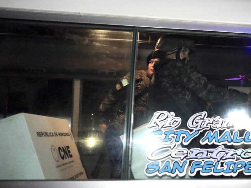 Militares hondureños custodian material de votación en el Centro Logístico del Consejo Nacional de Elecciones este domingo en Tegucigalpa.