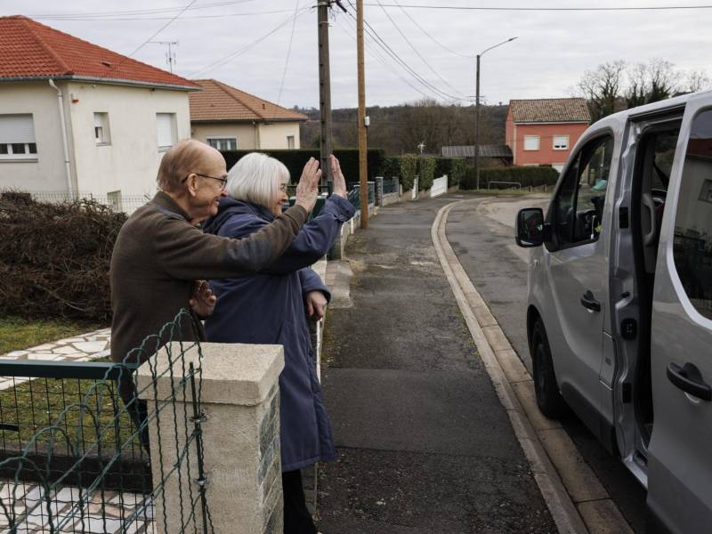 Una pareja se despide de una mujer que decidió someterse a una eutanasia en Bélgica.