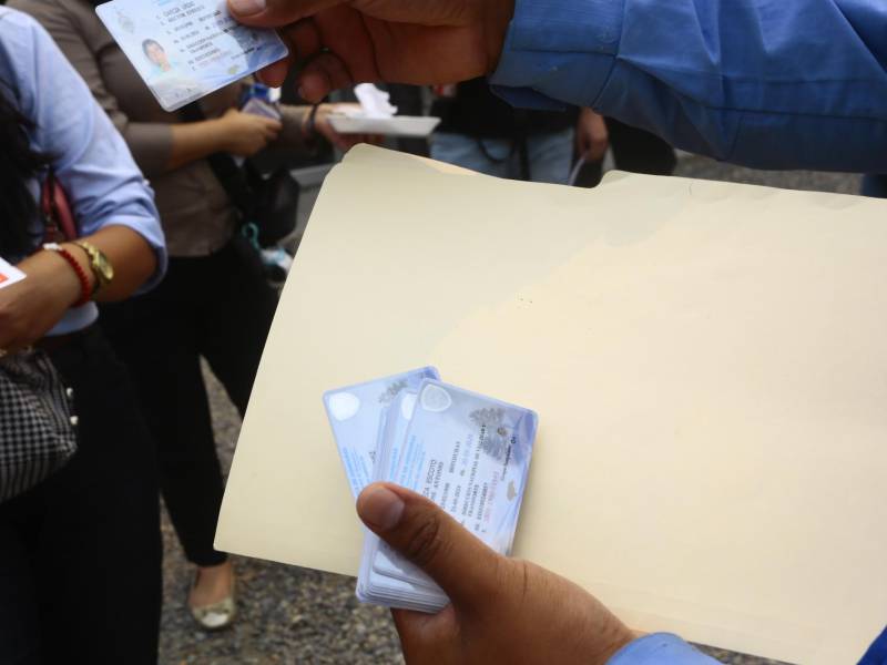 La semana pasada, el ministro de seguridad de Honduras, Gustavo Sánchez, informó que contaban con suficiente material para emitir 3,300 licencias al día, más de 21,000 a la semana y más de 80,000 al mes.