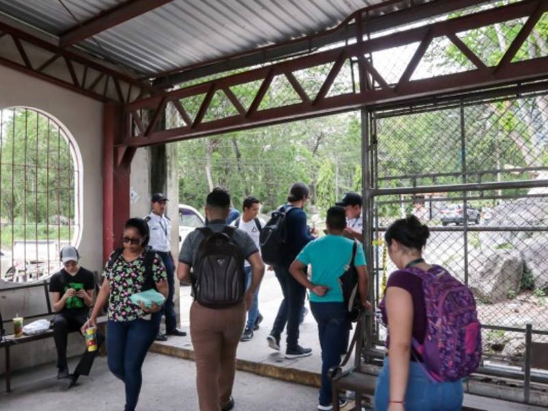 Estudiantes de la Unah-vs ingresan al campus para comenzar el segundo período. La jornada se desarrolló con normalidad en este y los demás centros universitarios del país.