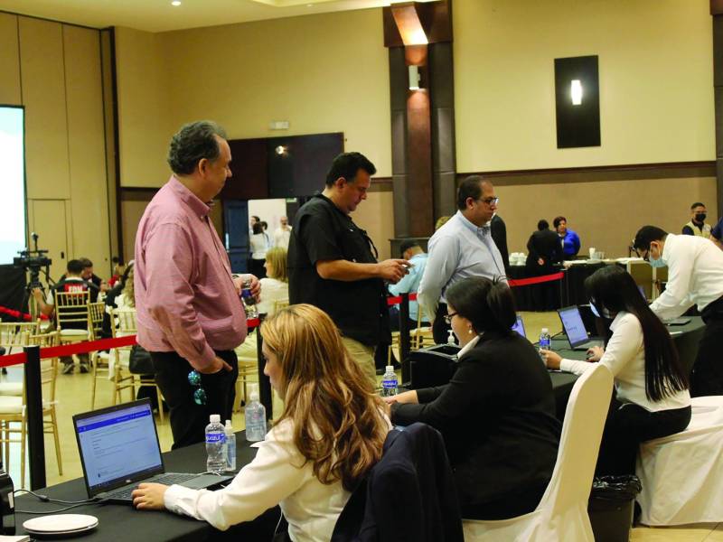 <b>El proceso de votación dura todo el día en Expocentro; los afiliados al día con sus pagos eligen nueva junta directiva, fotografía referencial de la elección anterior.</b>