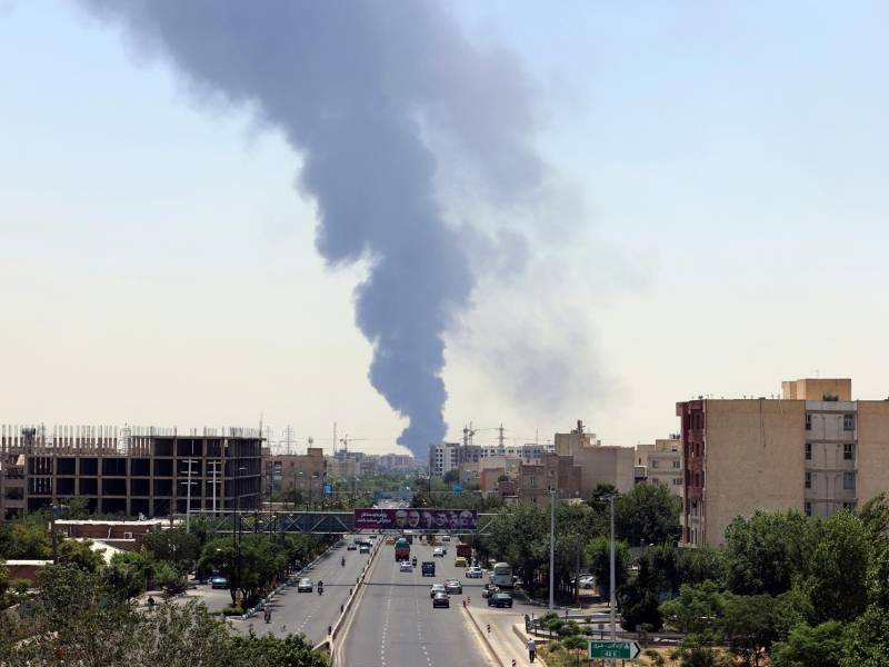 Una columna de humo en Teherán tras un ataque de Israel el pasado domingo.
