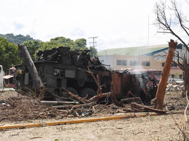 Fuego y algunos daños en el vallado de La Carlota, el principal aeropuerto militar de Caracas, fueron constatados por EFE la madrugada de este sábado, después de que el Gobierno de Venezuela denunció una agresión militar de Estados Unidos.