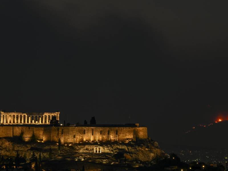 Las autoridades griegas urgieron el martes a evacuar un distrito periférico de Atenas ante el avance de un devastador <b>incendio</b> forestal, el segundo de la actual temporada estival en el país, que dejó 20 muertos en dos días.