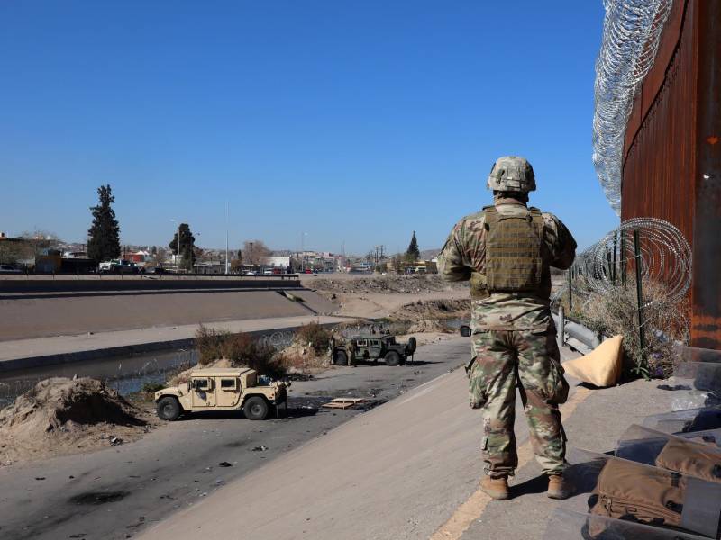 Un soldado estadounidense resguarda la frontera con México.