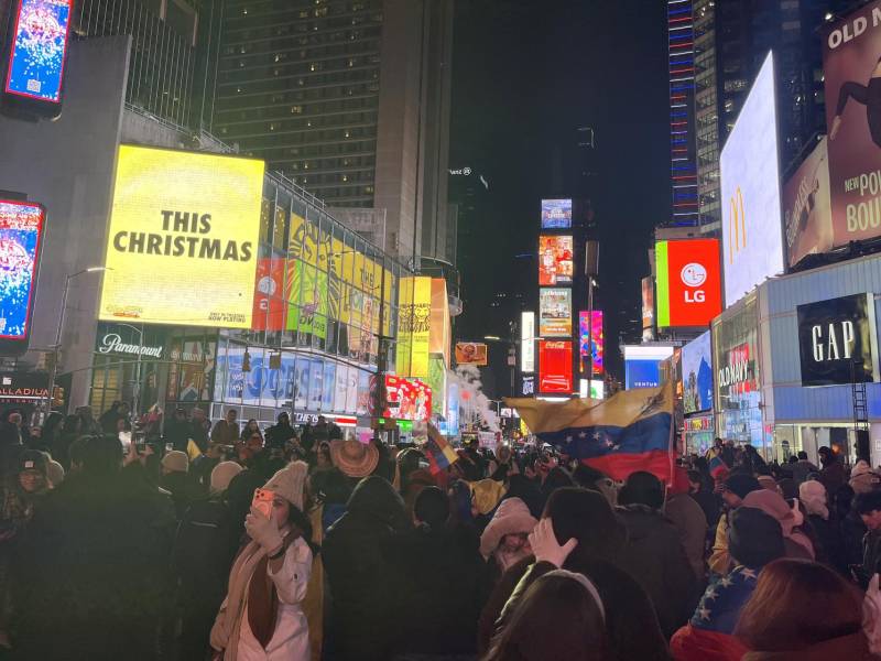 Ciudadanos venezolanos celebran durante una manifestación en el Times Square este sábado, en Nueva York (Estados Unidos).