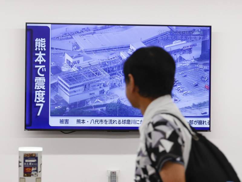 Un viajero observa las noticias sobre un terremoto de magnitud 7,1 que sacudió la prefectura japonesa de Kumamoto, en la Terminal 1 del Aeropuerto de Haneda. EFE/EPA/RODRIGO REYES MARIN