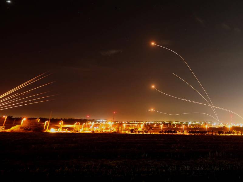 Cientos de cohetes fueron lanzados este jueves desde la Franja de <b>Gaza</b> hacia Israel poco después de nuevos ataques israelíes, elevando a 22 el número de palestinos muertos en dos días en el peor repunte de violencia en meses.