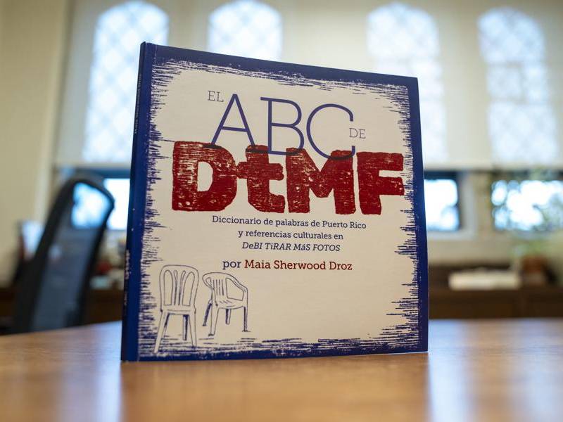 Portada del Diccionario de palabras de Puerto Rico y referencias culturales en el disco de Bad Bunny escrito por Maia Sherwood Droz en New Haven, Connecticut (Estados Unidos).
