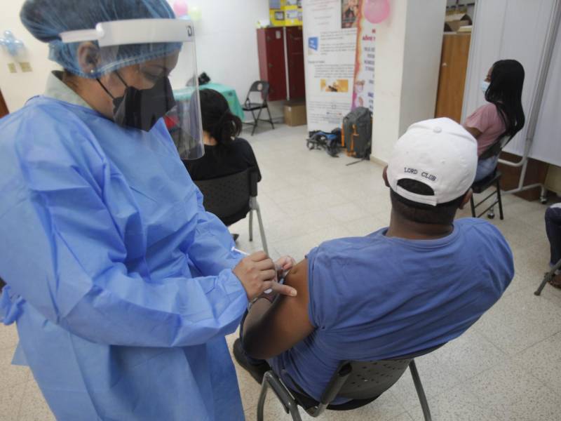 Fotografía de archivo de una enfermera mientras prepara una dosis de una vacuna contra la covid-19.