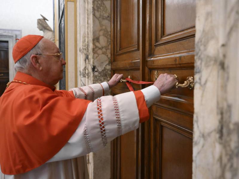 El camarlengo del Colegio Cardenalicio Kevin Farrell sellando la habitación de Francisco. El papa vivió los doce años de su pontificado en el apartamento 201, en el segundo piso de esta residencia donde también se quedan algunos de los cardenales durante el cónclave.