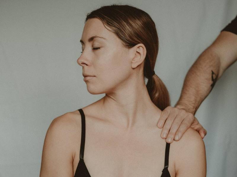 “Te queda mucha vida por delante como para que decidas seguir viviendo con un hombre que te agrede”, le dice la Doctora Corazón.