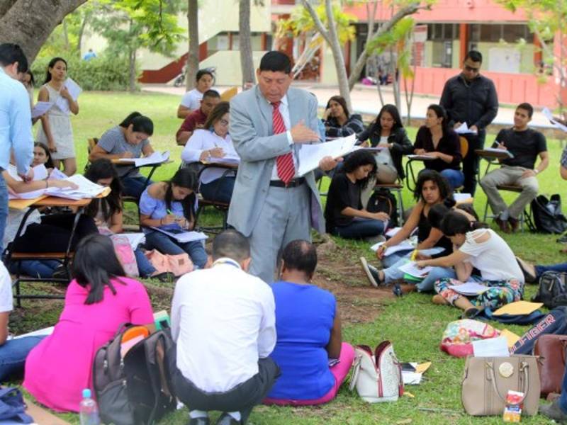 Ante las protestas y bloqueos de edificios, algunos estudiantes de la carrera de Derecho recibieron clases bajo los árboles.