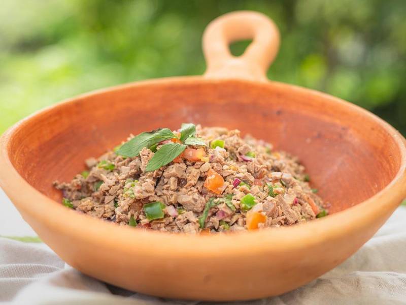 Disfruta esta delicia en el almuerzo o cena y acompáñala con arroz blanco, limón y tortillas. En temporada de altas temperaturas, lo ideal es degustarlo frío.