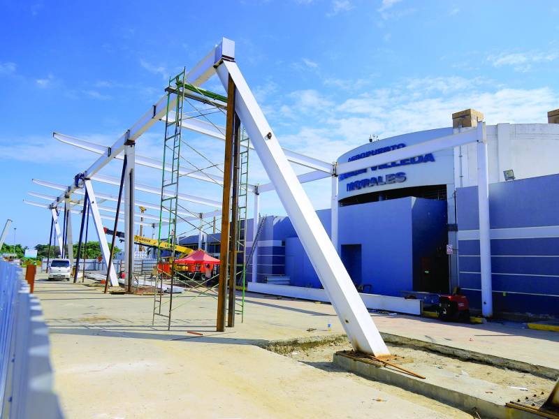 En la entrada del aeropuerto Ramón Villeda Morales están construyendo un canopy que cubra del sol y la lluvia a los viajeros cuando se bajen de sus autos. Fotos: Melvin Cubas.