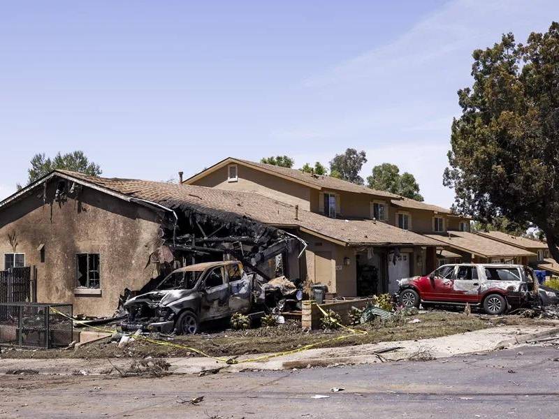Dos personas murieron y otras ocho resultaron heridas este jueves al estrellarse una avioneta en un barrio de San Diego, en el sur de California (EE.UU.), provocando un incendio que arrasó con una decena de casas y obligó a la evacuación de más de un centenar de vecinos.