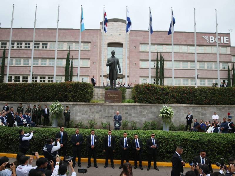 El presidente Nasry Asfura en su discurso oficial con motivo del aniversario de la Independencia Nacional, en la plaza central frente a la sede del BCIE. Fotografía: La Prensa.