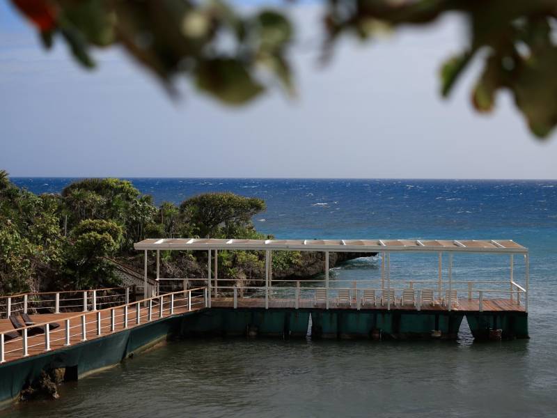 Diversos decks con vista al mar son parte de los encantos de Media Luna, donde se pueden apreciar espectaculares atardeceres y momentos en familia.